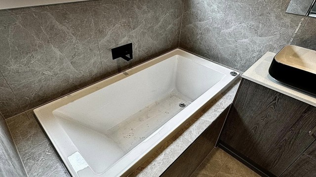 Bathtub caulking Bathtub caulking