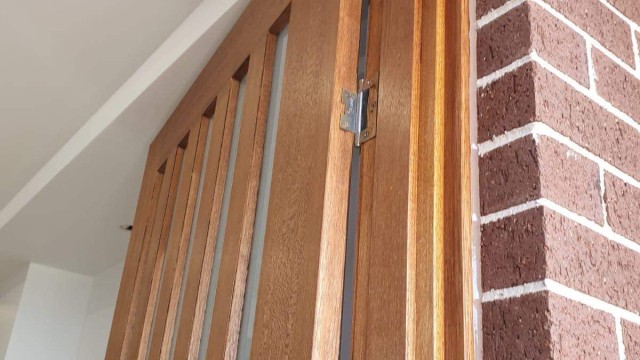 Caulking exterior Caulking front door