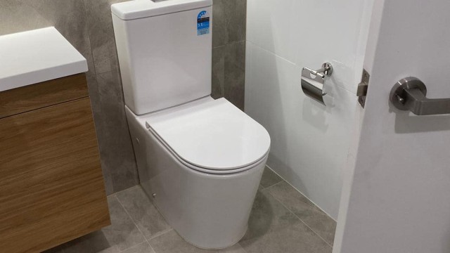 Caulking toilet Toilet caulking