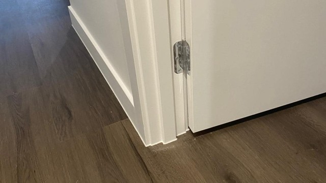 Skirting boards caulking Skirting floor boards caulking